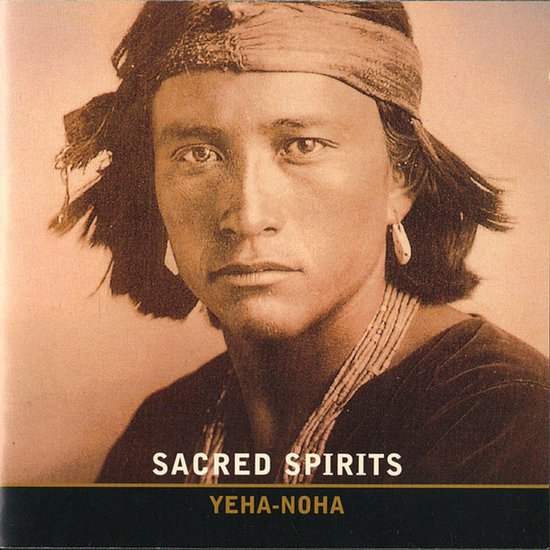 Portret van een inheemse man met hoofdband en oorbellen. Tekst: SACRED SPIRITS YEHA-NOHA.