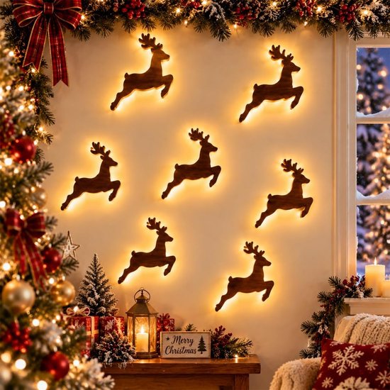 Zeven houten rendier silhouetlampjes met warme LED-verlichting aan de muur, naast een kerstboom en raam met sneeuwvlokken.