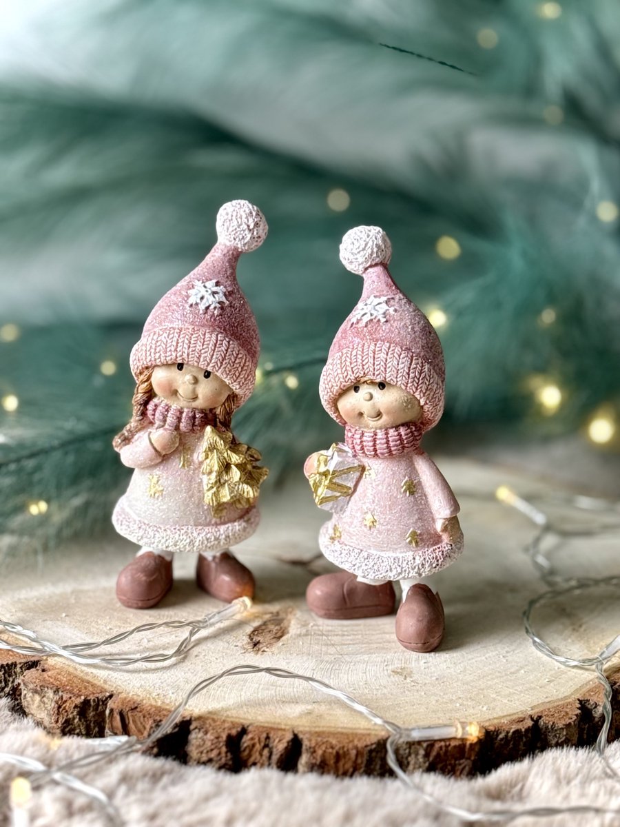 Winter kindjes staand 13 cm hoog - resina - decoratie figuur - interieur en tuin - geschikt voor binnen en buiten - cadeau - geschenk - kerstcollectie - kerstman - kerstdecoratie - kerstfiguur