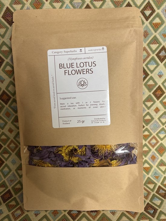 Papieren zak met een label voor 'BLUE LOTUS FLOWERS' en 25 gr blauwe lotesbloemen zichtbaar onderaan.