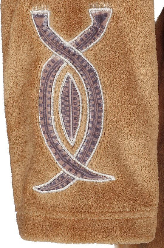 Detail van een bruine fleece mouw met een decoratief, geometrisch borduursel.