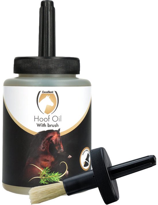 Fles Hoof Oil met borstel. De fles is grijs met een zwart dop en heeft een etiket met een paard en de tekst "Hoof Oil With brush". De borstel is zwart met lichtgekleurde haartjes.