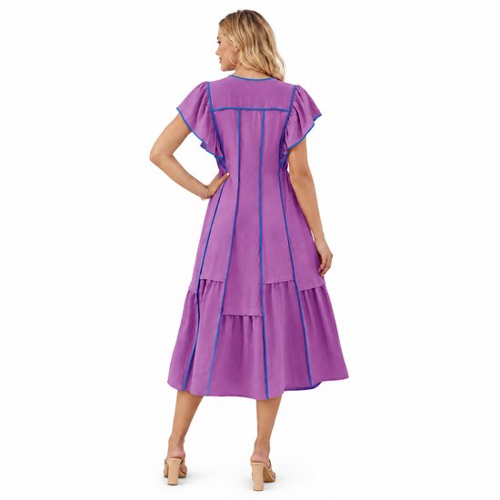 Mannequin portant une robe violette à manches courtes à volants et passepoil bleu contrastant, vue de dos.