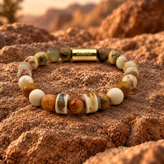Armband met aardetinten natuurstenen, keramische accenten en een centrale gouden sluiting met Dragon Bracelets logo.