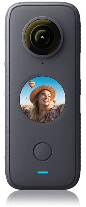 Zwarte Insta360 One X2 camera met rond scherm waarop lachende vrouw met hoed staat, luchtballonnen zichtbaar.