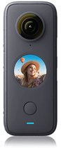 Zwarte Insta360 One X2 camera met rond scherm waarop lachende vrouw met hoed staat, luchtballonnen zichtbaar.