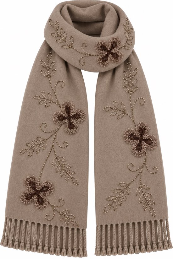 Bruine sjaal met geborduurde bloemen en franjes aan de uiteinden.