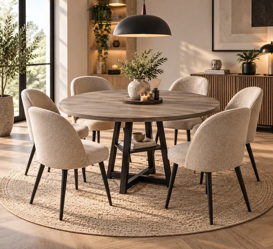 Ronde eettafel met grijs houten blad, zwart metalen frame met opbergvak, geflankeerd door zes beige bouclé eetkamerstoelen.