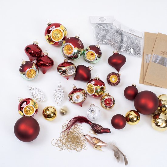 Collectie kerstversieringen inclusief rode en gouden ballen, vogelornamenten, haakjes en verpakkingsmateriaal.