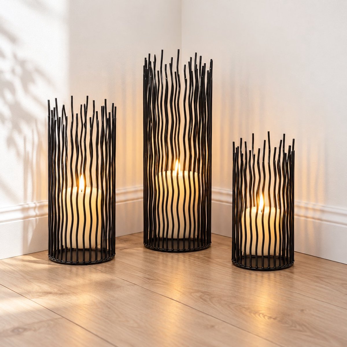 R&H® Kaarsenhouders Set van 3 Zwart Metalen Draadlantaarns - Moderne Pillar Kandelaars voor Binnen en Buiten - Tafel, Schoorsteenmantel en Open Haard Decoratie