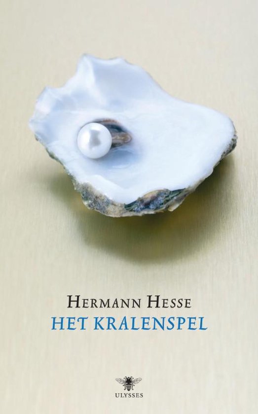 Boek met op de voorkant een oesterschelp met parel en de titel 'Het Kralenspel' van Hermann Hesse.