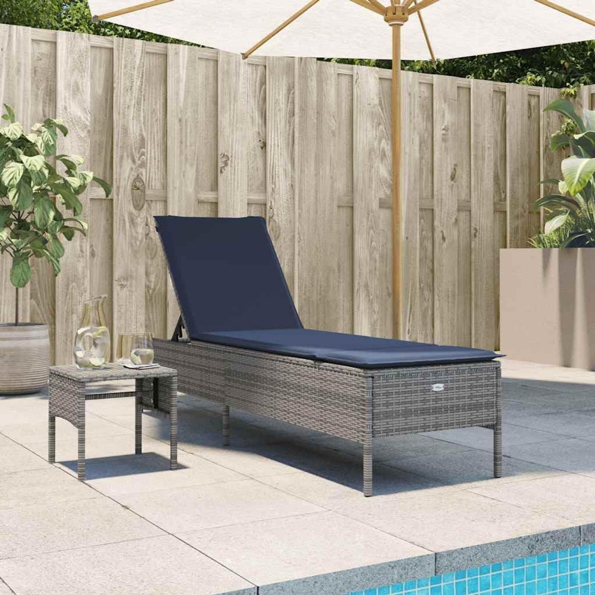 Tuinstoel met klaptafel in bruin en crème 56 x 60 x 112 cm, polyrotan outdoor stoel met verstelbare rugleuning en geïntegreerde zijtafel