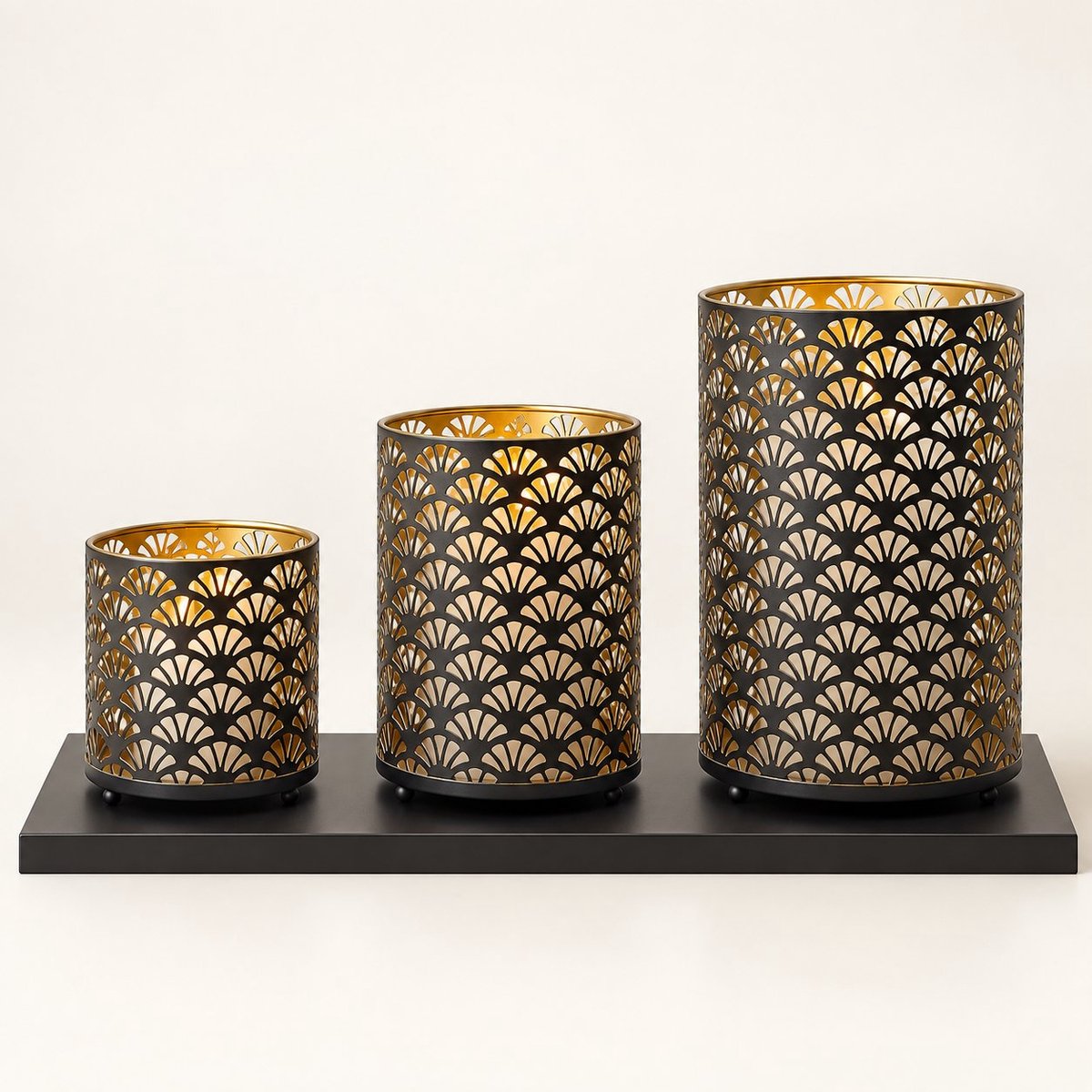 R&H® Set van 3 Metalen Kaarsenhouders - Vintage Windlicht Lantaarns met Geometrisch Patroon, Zwart met Gouden Binnenkant - Voor Binnen en Buiten, Tafel, Tuin, Bruiloft