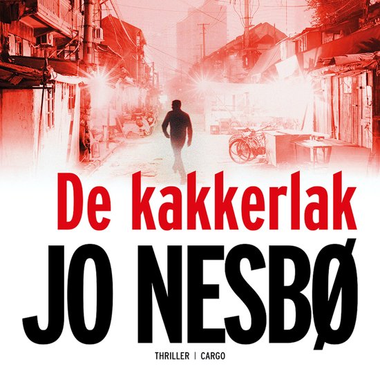 Boek 'De kakkerlak' van Jo Nesbø. Een man loopt een smalle straat in met rode belichting. Tittel en auteur duidelijk zichtbaar.