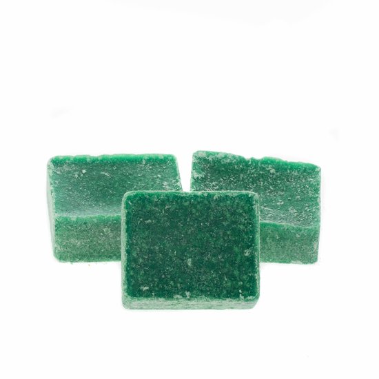 Drie groene, rechthoekige amberblokjes met een korrelige textuur, op een witte achtergrond.