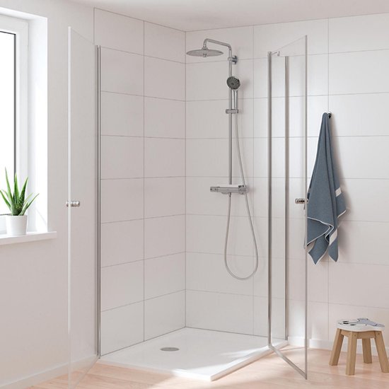 Douchecabine met glazen deuren en GROHE Vitalio Joy 260 regendouche in chroom.