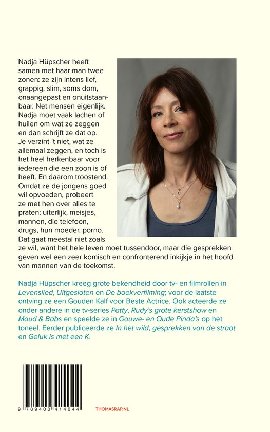 Portret van Nadja Hupscher met donkerbruin haar, kijkend naar de camera, met een lichtbruine jas over een blauw shirt.