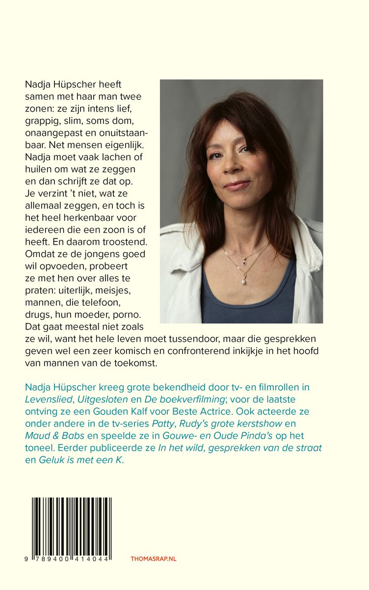 Portret van Nadja Hupscher met donkerbruin haar, kijkend naar de camera, met een lichtbruine jas over een blauw shirt.