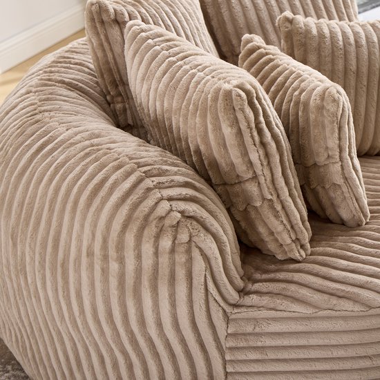 Close-up van de zachte bruine corduroy stof en de kussens van de fauteuil.