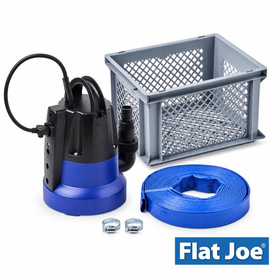 Zwarte en blauwe dompelpomp met flexibele slang, twee slangklemmen en een grijze krat. Het merk "Flat Joe" staat onderaan.