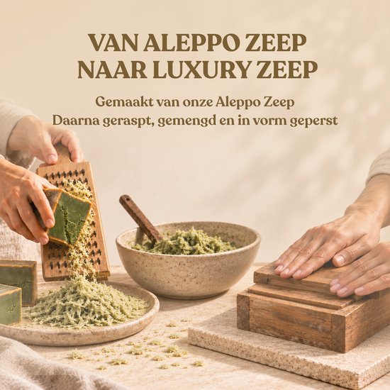 Een hand raspt zeep boven een kom met geraspte zeep. Een andere hand drukt de zeep in een mal.