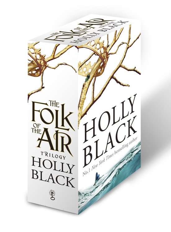 Boxset van de 'The Folk of the Air' trilogie door Holly Black, met gouden kronen op takken en een blauwe vlinder op water.