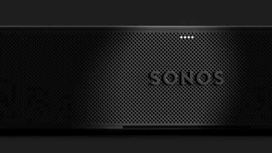 Zwarte Sonos soundbar met geperforeerd rooster en "SONOS" logo, met 4 witte statuslampjes.