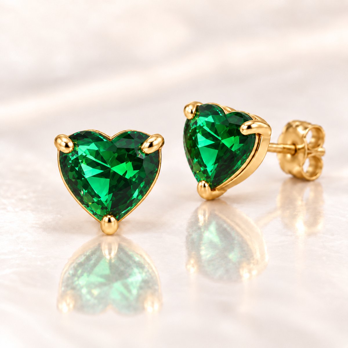 Maevi® Geboortesteen Oorbellen - Hartje / Heart - Maand: Mei - Kleur: Goud - Formaat: 9mm - RVS / Stainless Steel / Roestvrijstaal - Geboorte Sieraden / Kraamcadeau / Verjaardag - Oorbellen / Oorknopjes - Hoge Kwaliteit - Incl. Luxe Verpakking