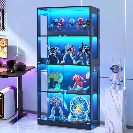 Zwarte vitrinekast met blauwe LED-verlichting, gevuld met actiefiguren, beeldjes en een reuzenradmodel.