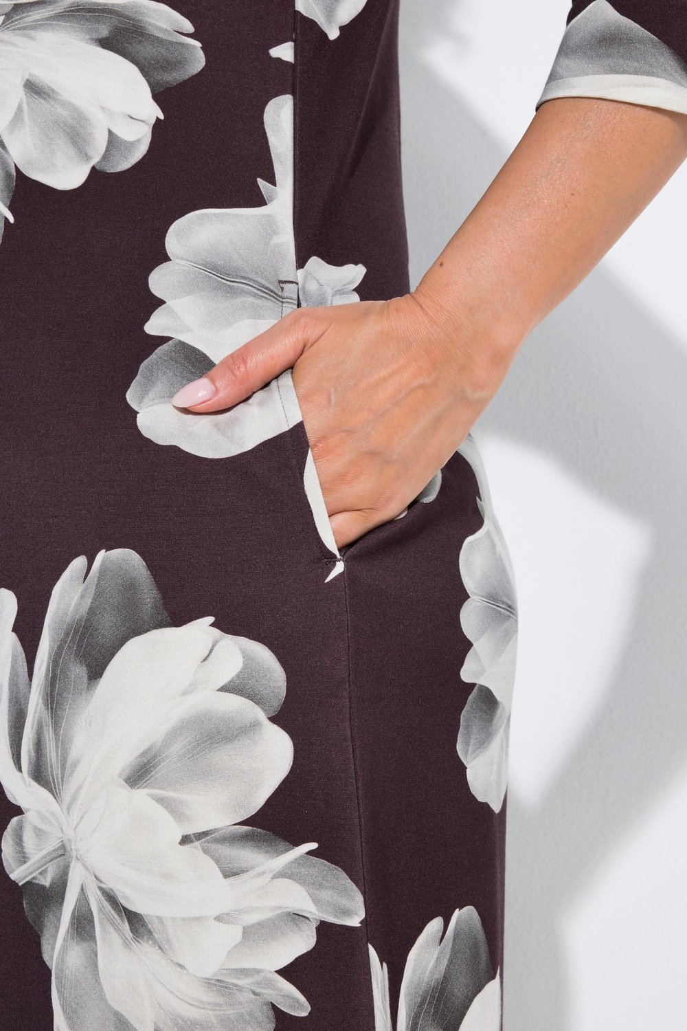 Ulla Popken - Dames - Punto-jurk bloemen opstaande kraag 3/4-mouwen zakken - Mahonie - Maat 54+