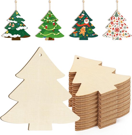 Set van 24 onbewerkte houten kerstboomhangers naast vier kleurrijk beschilderde voorbeelden.