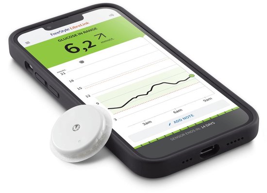 Telefoon met FreeStyle LibreLink app die glucosewaarden toont. Een witte sensor ligt ernaast.