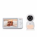 Alecto babyfoon set met camera en monitor. De monitor toont een baby. De camera heeft een zachte gloed.
