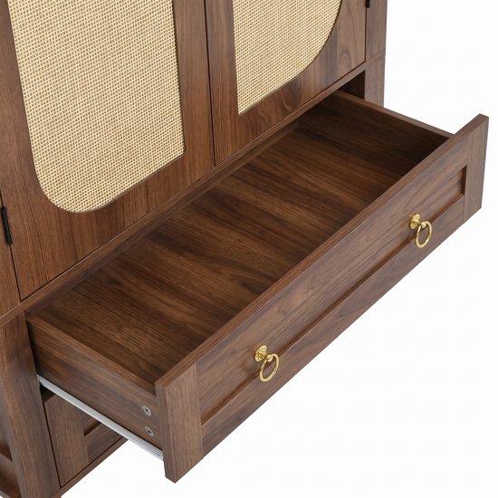 Detailopname van een opengetrokken onderste lade van de walnootkleurige kast met goudkleurige ringhandgrepen.