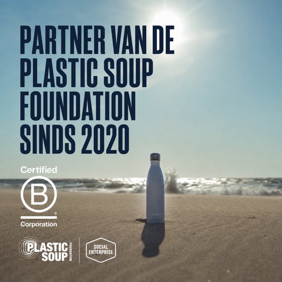 Een witte FLASKE drinkfles op een strand, met de oceaan op de achtergrond. Gecertificeerd B Corporation en partner van de Plastic Soup Foundation.