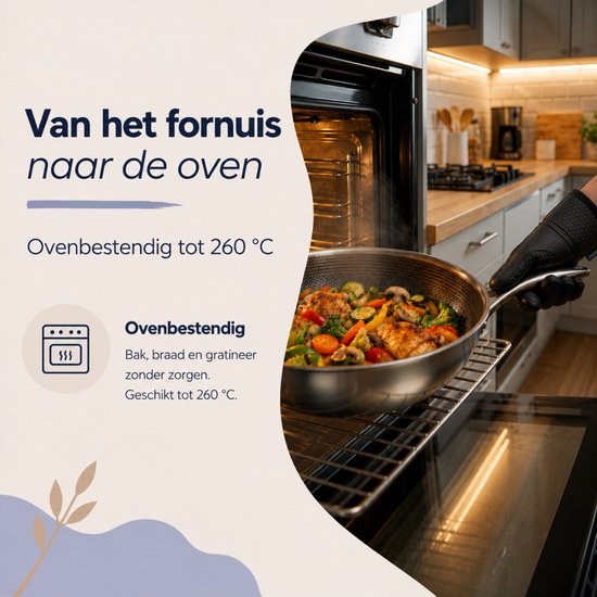 Geroosterde kip en groenten in een koekenpan worden uit een oven gehaald.