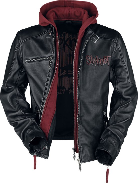 Zwarte leren jas met een dieprode capuchon, metalen ritsen en Slipknot-logo op de borst.