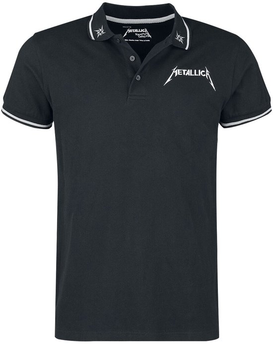 Zwart poloshirt met witte biezen op de kraag en mouwen. Op de borst het Metallica-logo in witte letters.