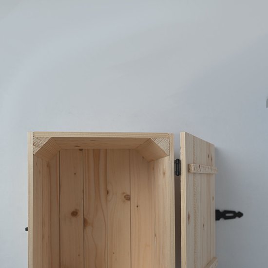 Open houten kist van naturel grenenhout, detail van de binnenkant en zijkant.