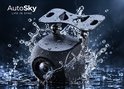 AutoSky achteruitrijcamera in zwarte behuizing bespat met waterdruppels op een donkere ondergrond.