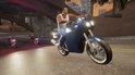 Man in wit tanktop op een blauwe motor, met twee politieagenten op motoren erachter.