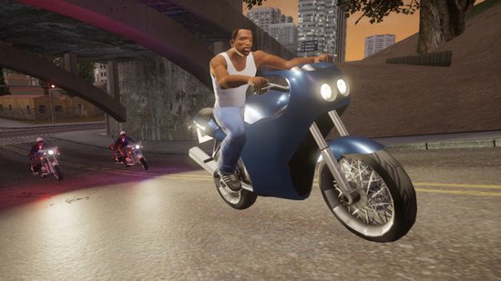 Man in wit tanktop op een blauwe motor, met twee politieagenten op motoren erachter.