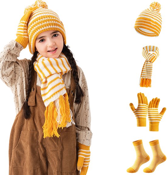 Meisje met geel-witte set bestaande uit muts, sjaal, handschoenen en sokken.