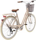 Koffiebruine RCB-stadsfiets met mand, bagagedrager en zadel van bruin leer, geïsoleerd tegen witte achtergrond.