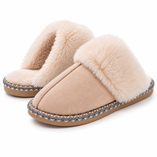 Beige pantoffels met zachte pluche voering en een decoratieve gevlochten rand op een rubberen zool.