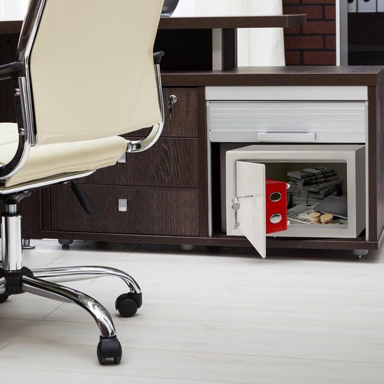 Grijze NAIZY kluis in houten bureau met geopende deur, gevuld met bankbiljetten en munten.