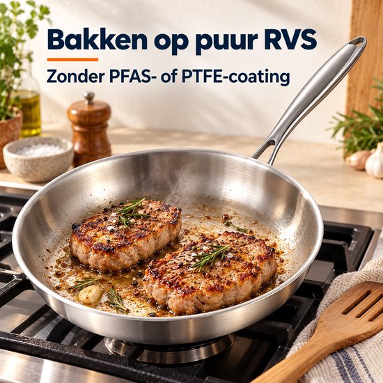 RVS koekenpan op gasfornuis met bakkende varkenskarbonades, tekst Bakken op puur RVS zonder PFAS of PTFE.
