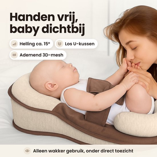 Moeder knuffelt baby in een crèmekleurig en bruin babynestje met 15 graden helling en ademende 3D-mesh.