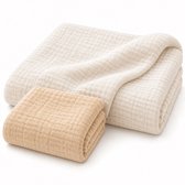 Twee gevouwen hydrofiele doeken van Daily Logix in off-white en zachtbeige met een wafelstructuur.
