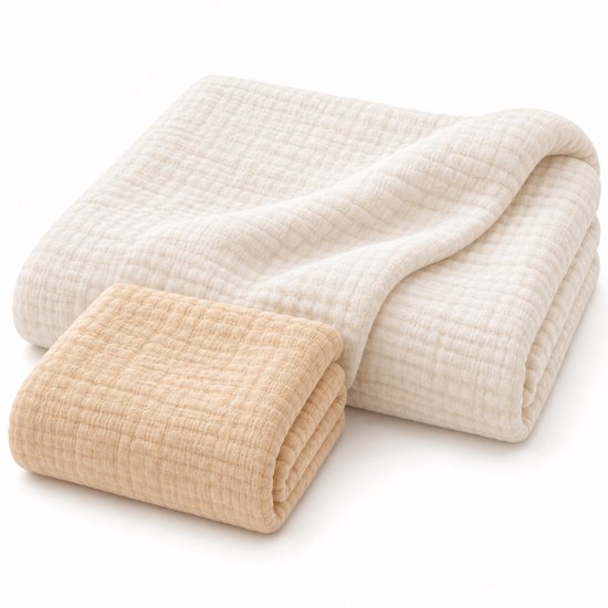 Twee gevouwen hydrofiele doeken van Daily Logix in off-white en zachtbeige met een wafelstructuur.